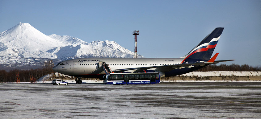 ИЛ96 Аэрофлота в аэропорту Петропавловска-Камчатского (Елизово), вулканы