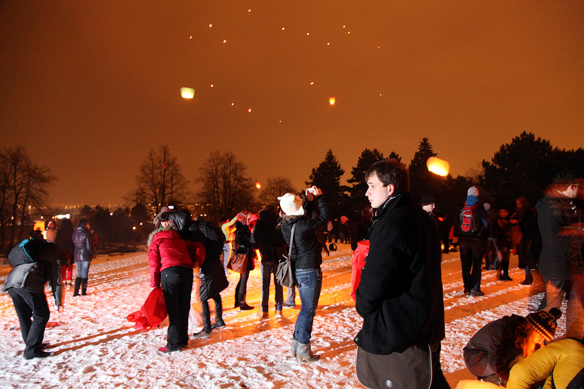 Запуск лампионов (китайских фонариков) в Праге 14 февраля 2012