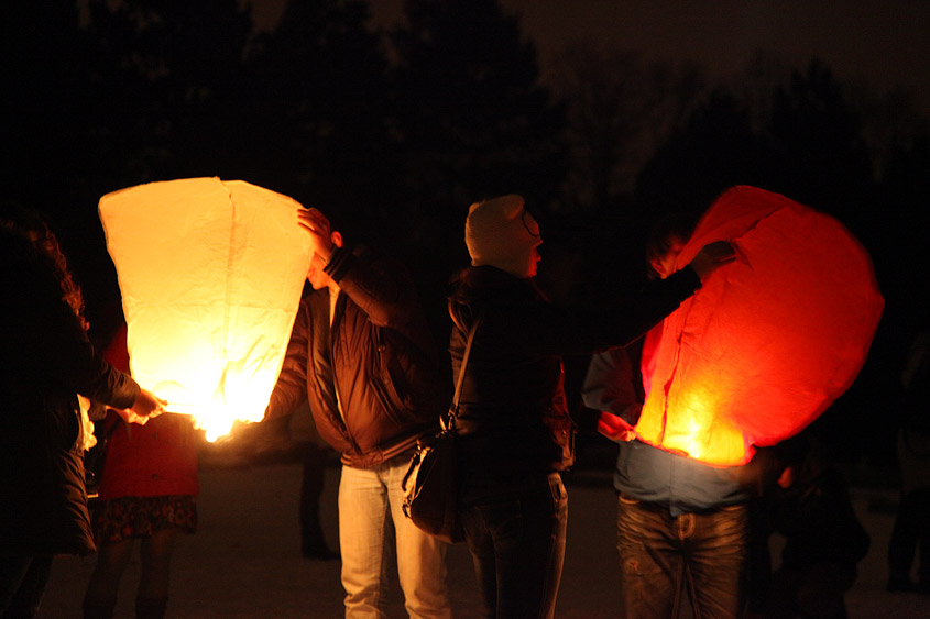 Запуск лампионов (китайских фонариков) в Праге 14 февраля 2012